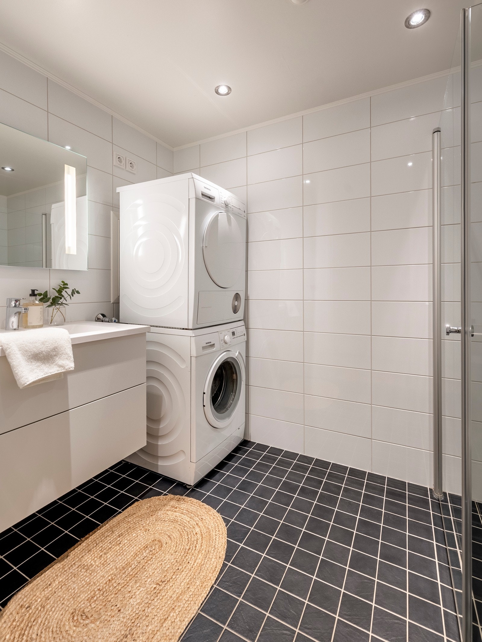 Badet i første etasje har flislagte vegger og gulv, gulvvarme og innfelt downlights. Galleribilde