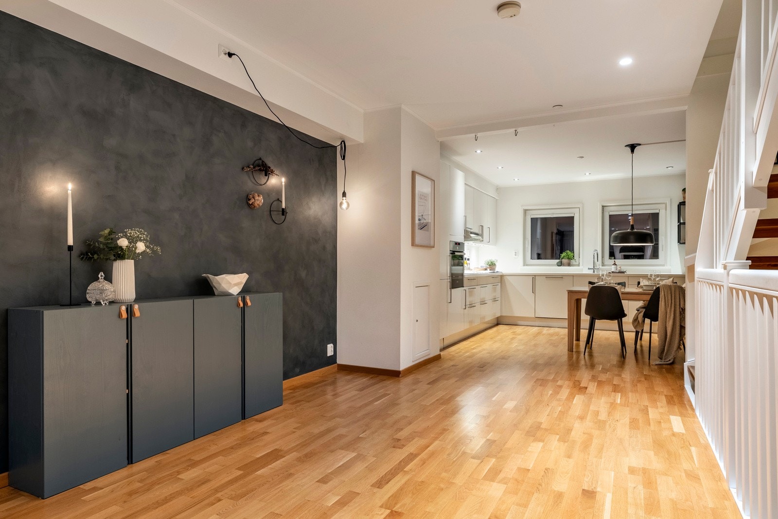 Stuen ligger i en åpen løsning mot kjøkkenet, noe som skaper en luftig og sosial atmosfære. Galleribilde