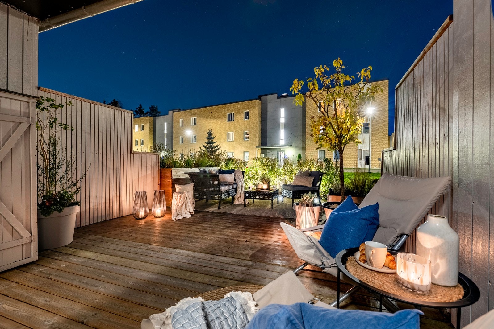 Fra TV-stuen i første etasje er det utgang til en romslig terrasse på ca. 25 kvm med god plass til utemøbler, perfekt for grilling og sosiale sammenkomster. Galleribilde