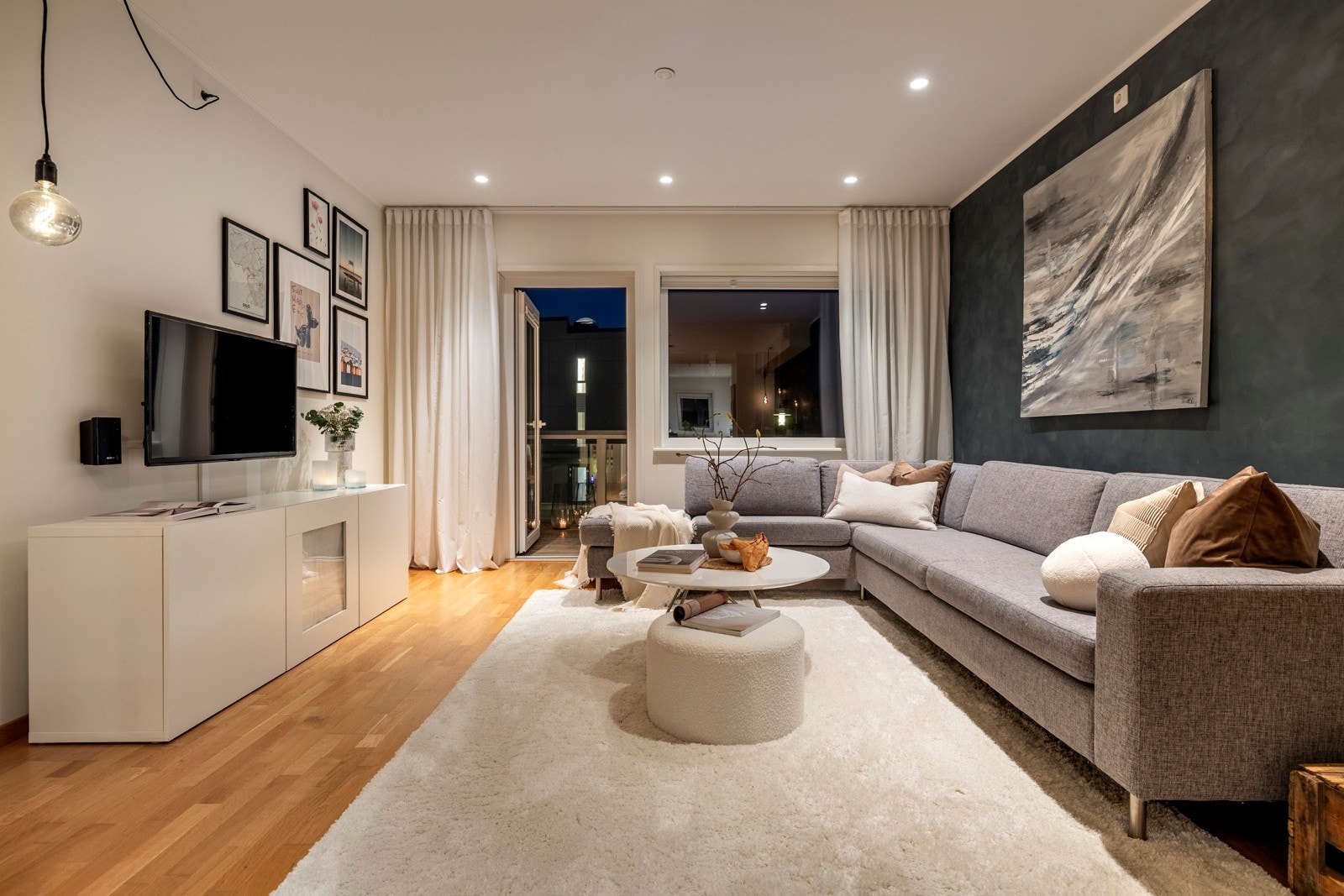 Stuen er lys og romslig med store vindusflater som slipper inn rikelig med naturlig dagslys. Galleribilde