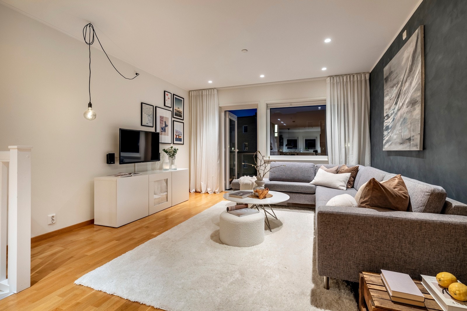 Gulvet er belagt med tre-stavs parkett og veggene er malt i lyse fargetoner, med unntak av en vegg som er holdt i en mørk fargetone. Galleribilde