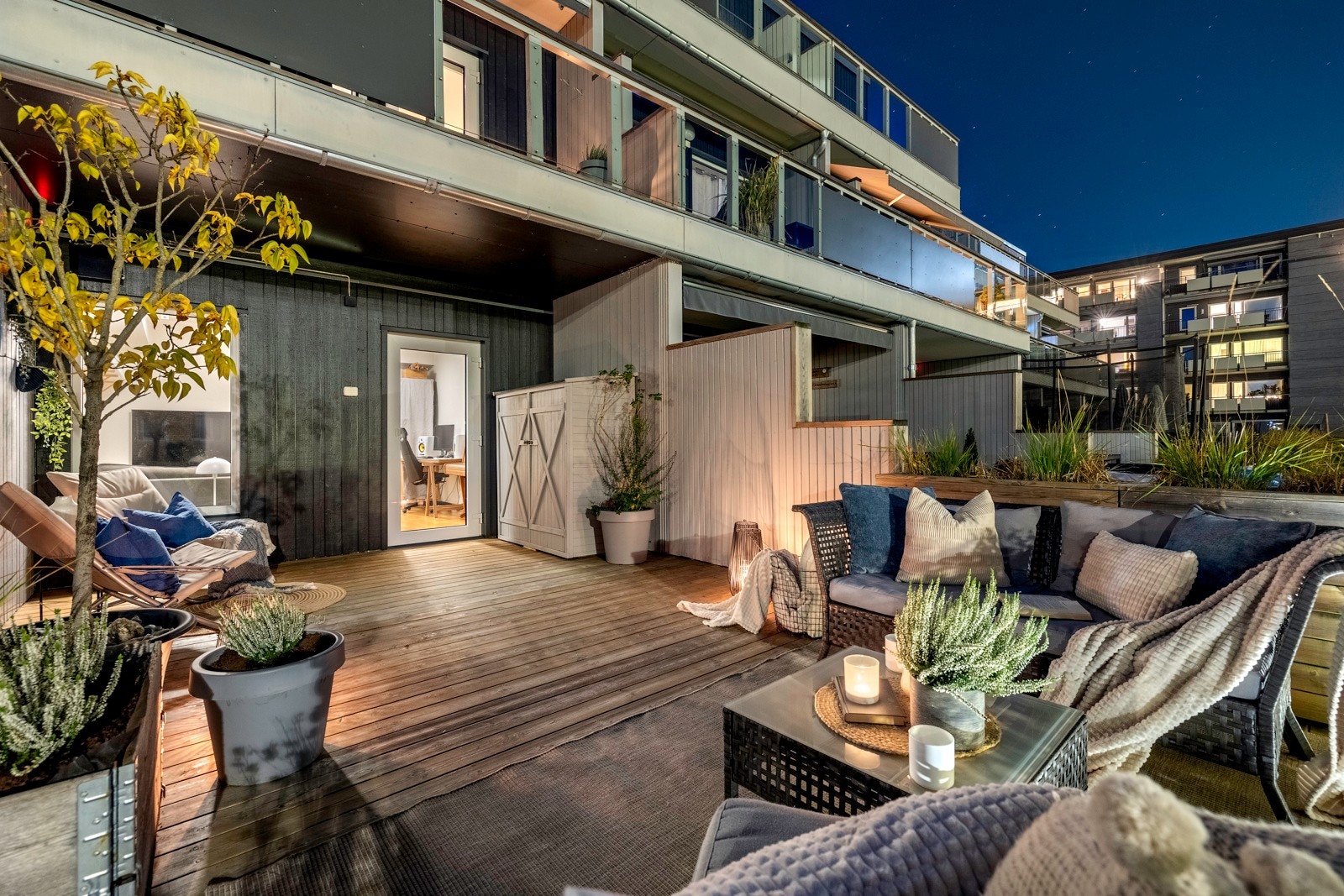 Boligen har flere flotte uteplasser som gir gode muligheter for å nyte livet utendørs. Galleribilde