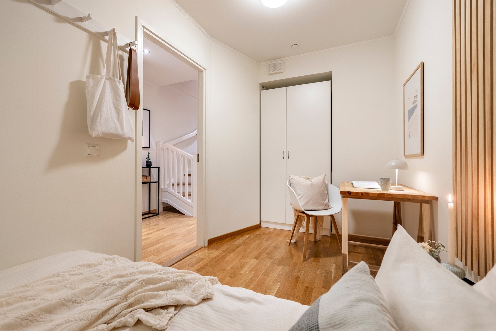 Rommet har lysmalte vegger, tre-stavs parkett samt god plass til seng og nattbord. Galleribilde