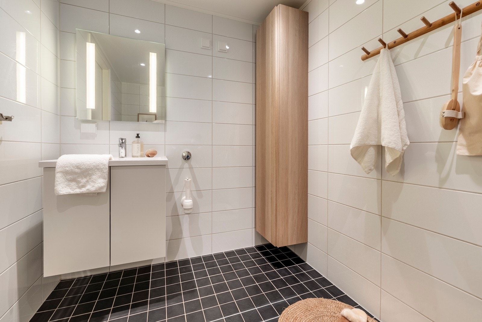 Høyskapet på den ene veggene legger til rette for ekstra oppbevaringsplass. Det er også opplegg for vaskemaskin og tørketrommel. Galleribilde