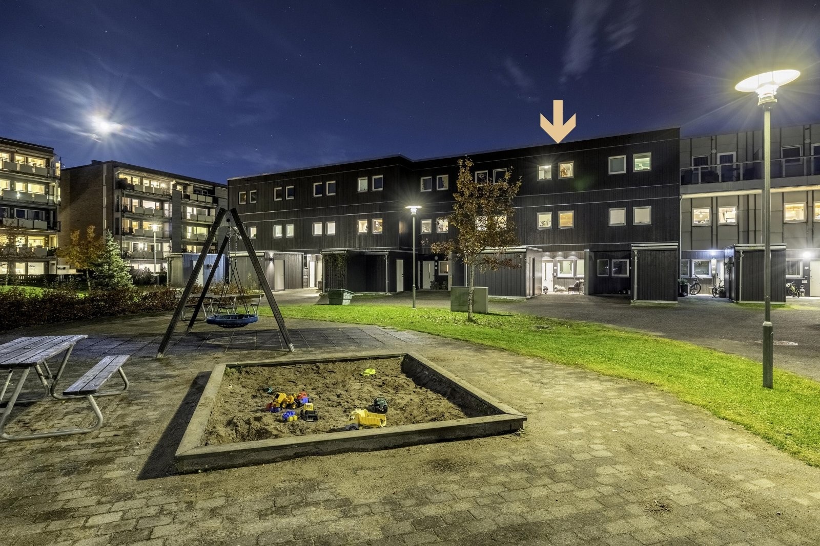 Lekeplass og sittegrupper skaper økt trivsel blant både små og store beboere. Galleribilde