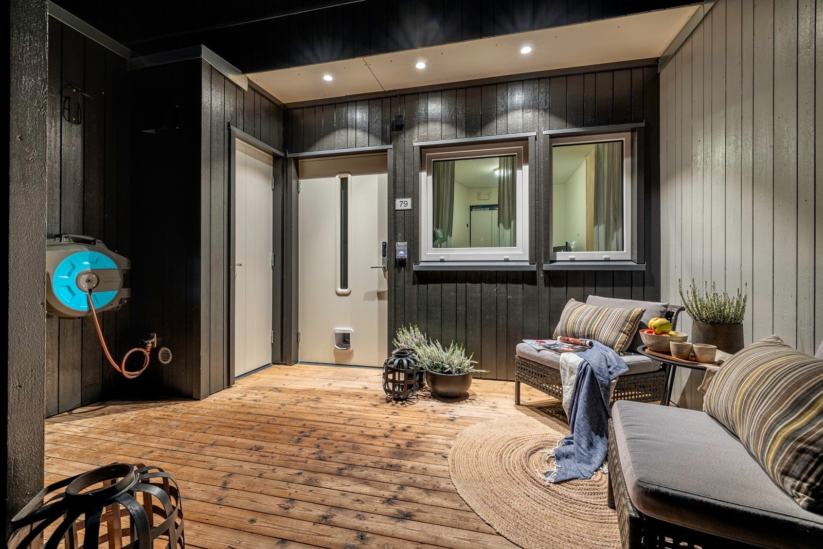 Ved inngangspartiet ligger en praktisk terrasseplatting som gir et innbydende og hyggelig førsteinntrykk. Galleribilde