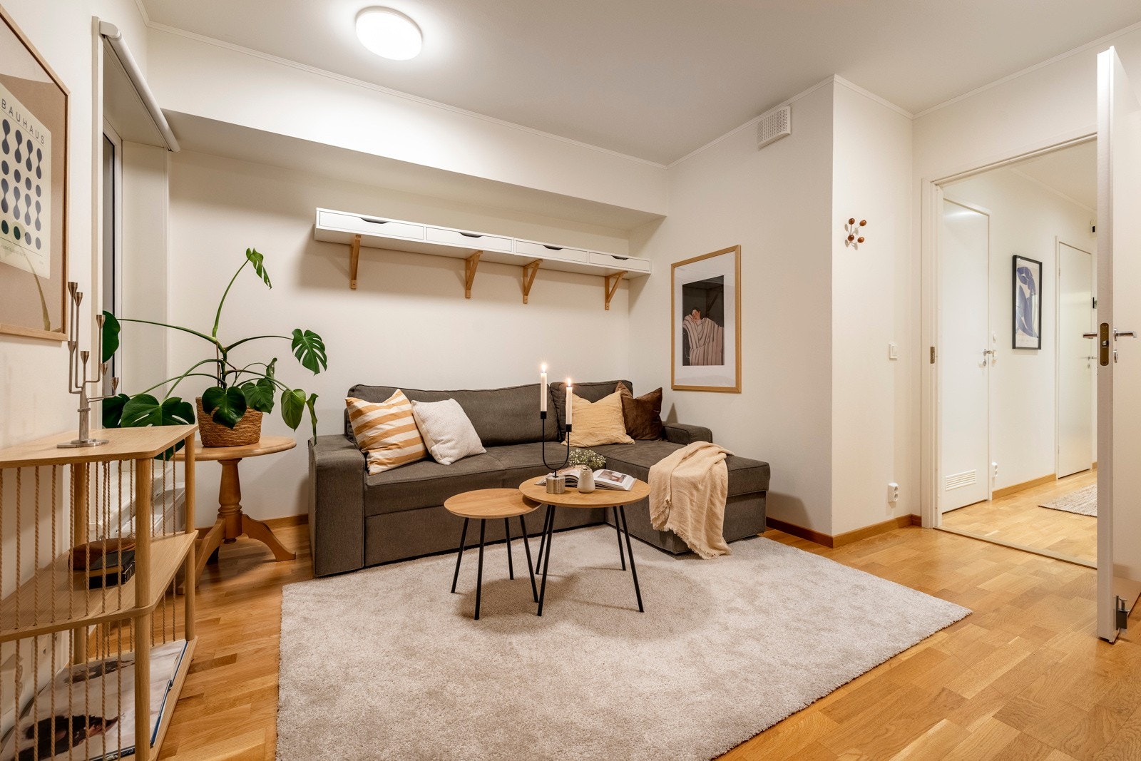 TV-stuen har lysmalte vegger, tre-stavs parkett og utgang til en terrasse på ca. 25 kvm. Galleribilde