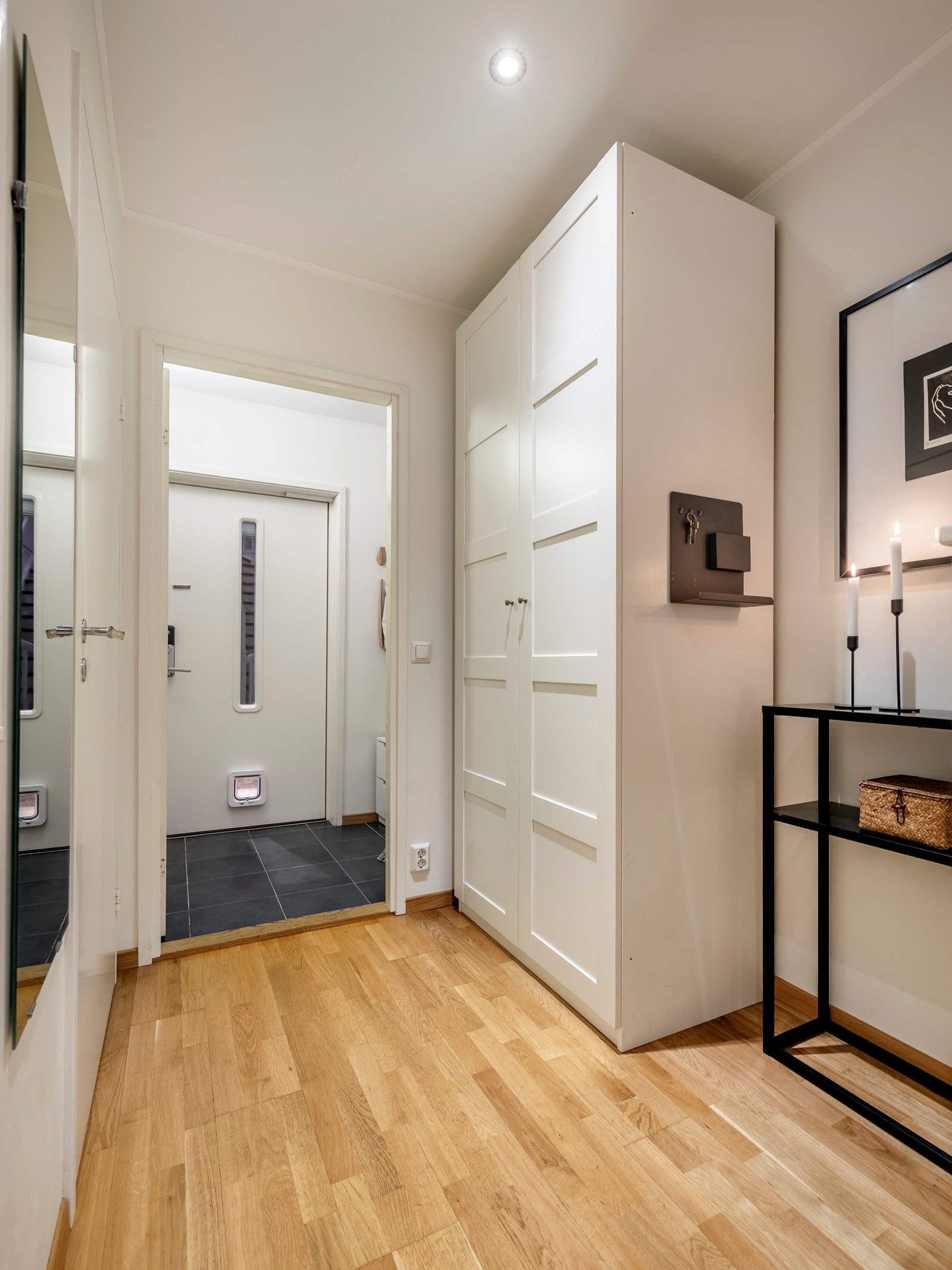 Videre inn i gangen finner du et praktisk garderobeskap for oppbevaring av ytterklær, sko og annet utstyr. Galleribilde