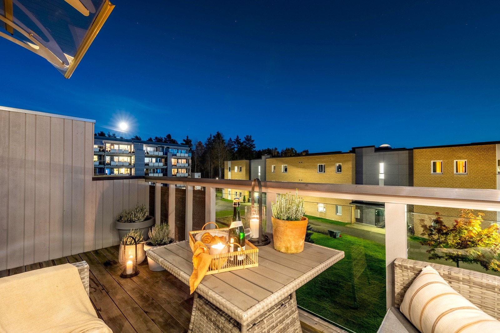 Med disse uteområdene har boligen alt som skal til for å skape fine øyeblikk utendørs - fra avslappende stunder til hyggelige sammenkomster med familie og venner. Galleribilde