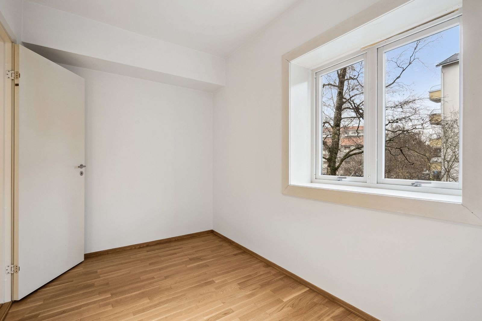 Lyst soverom med plass til seng og garderobeløsning Galleribilde