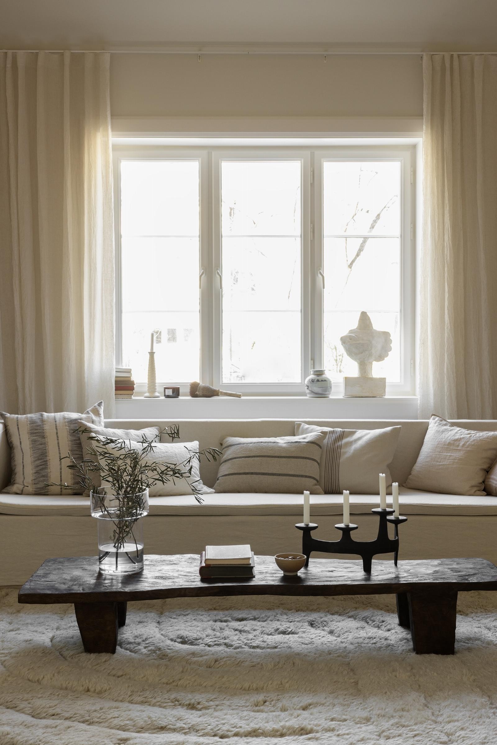 Lekker stue som er separat fra kjøkkenet og med god høyde under taket. Galleribilde