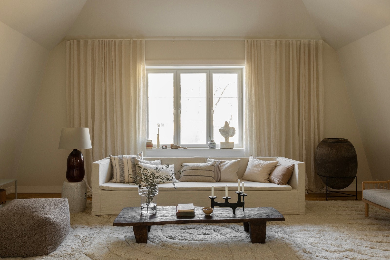 Særegen stue med god takhøyde. Galleribilde