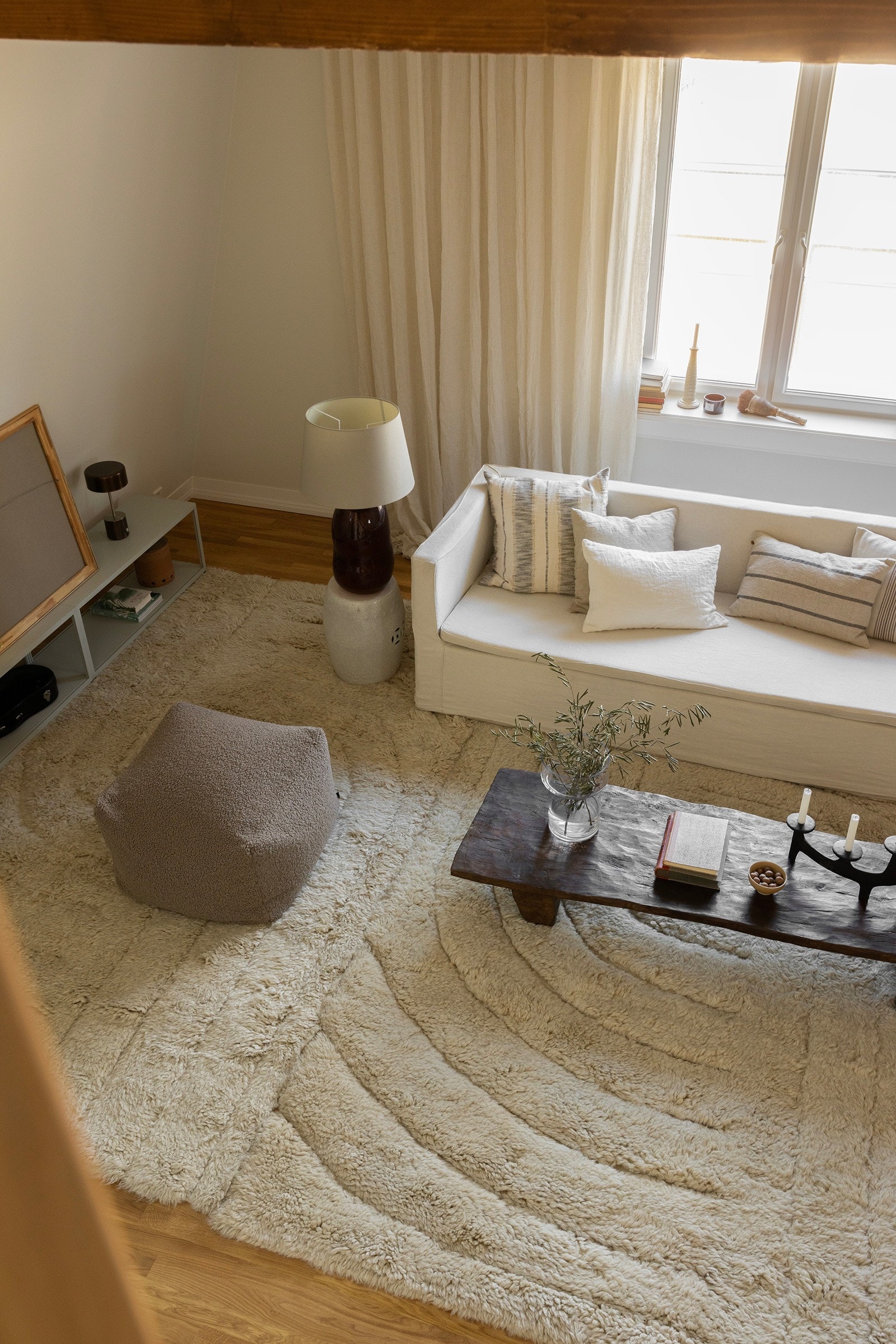 Det er høyt under taket i stuen og vinduer som gir nydelige lysfohold i stuen. Galleribilde