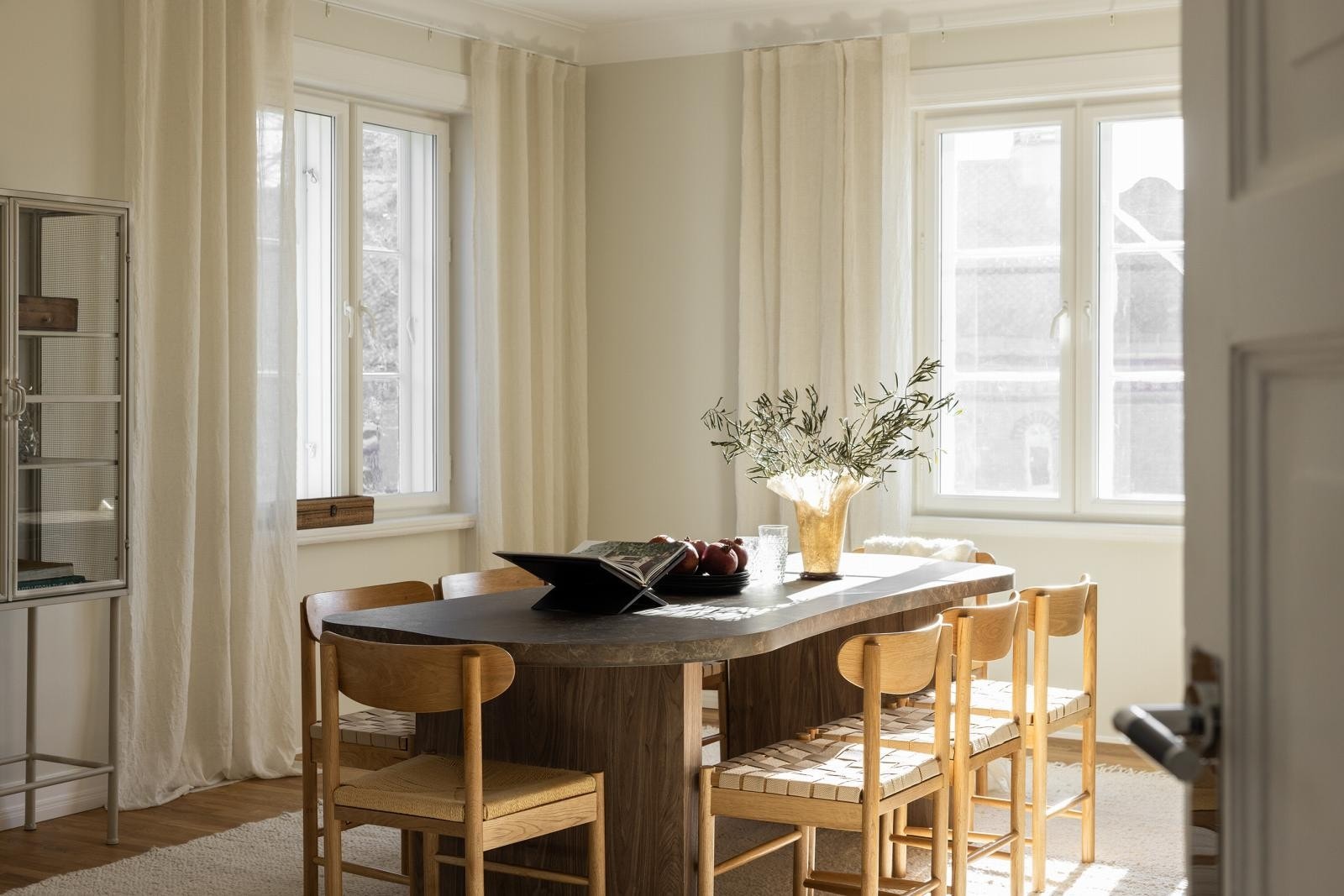 På kjøkkenet er det raus plass til stort spisebord. Galleribilde