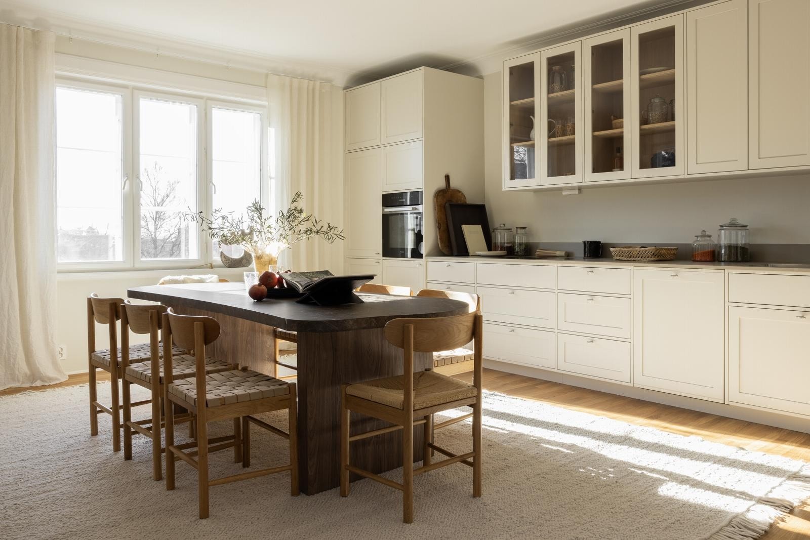 Stort og lyst kjøkken med lekker snekkerbygget kjøkkeninnredning med Miele hvitevarer. Galleribilde