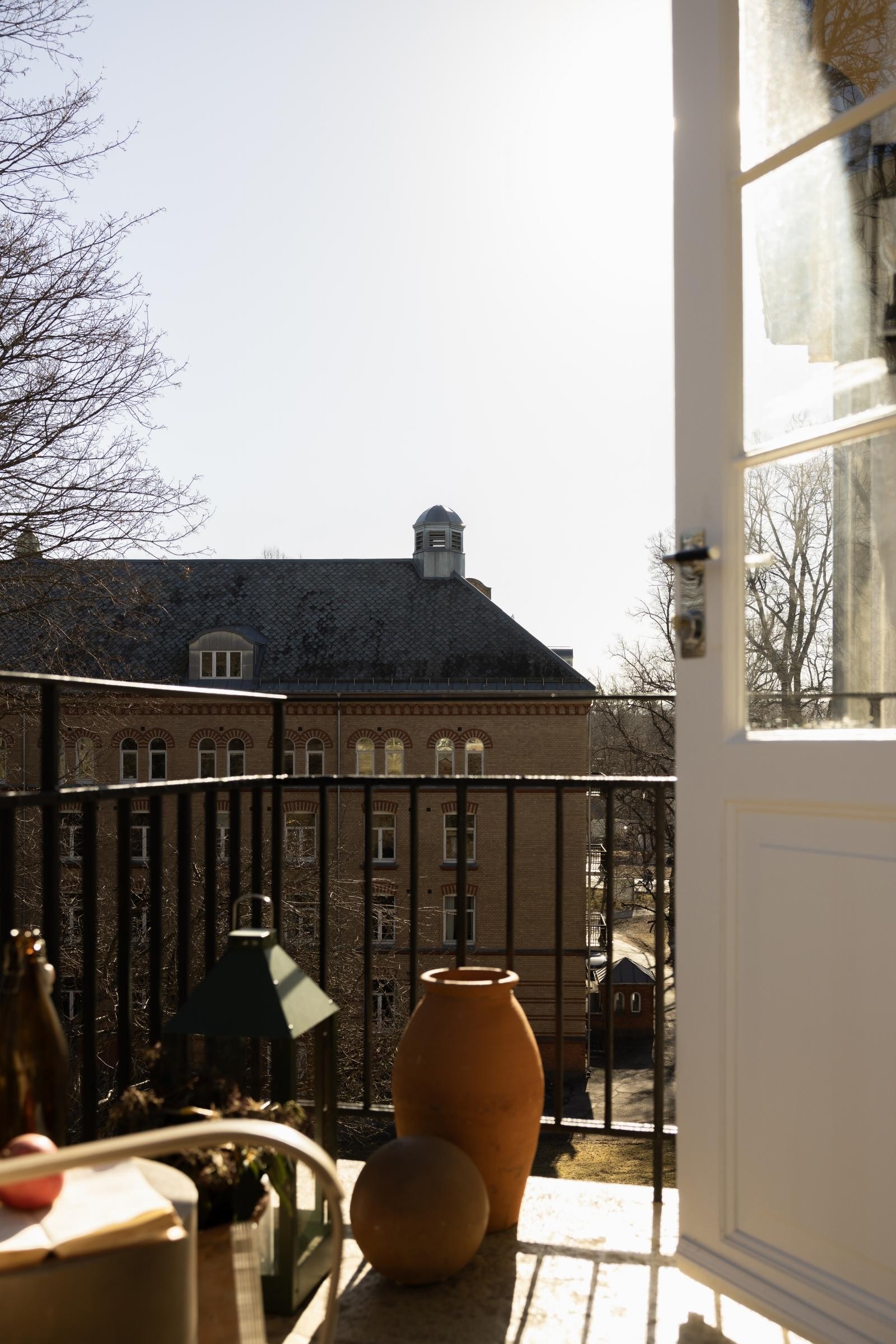 Fra kjøkkenet er det utgang til en balkong som vender mot øst og morgensol. Galleribilde