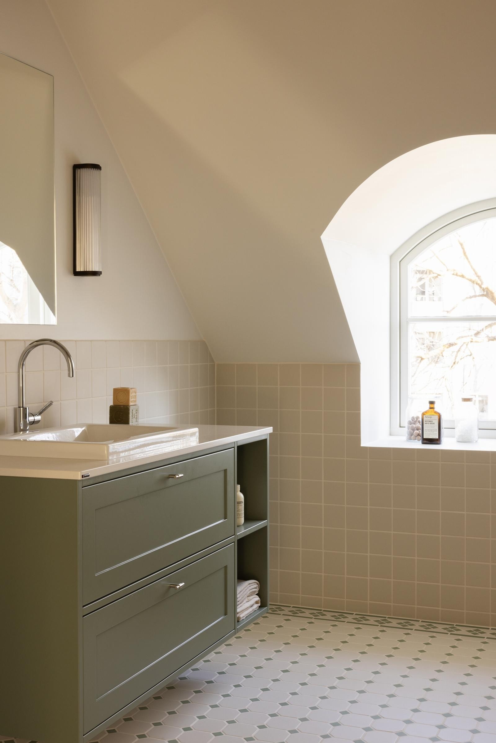 Lekkert bad med flotte detaljer, fra materialbruk og vindusutforming. Galleribilde