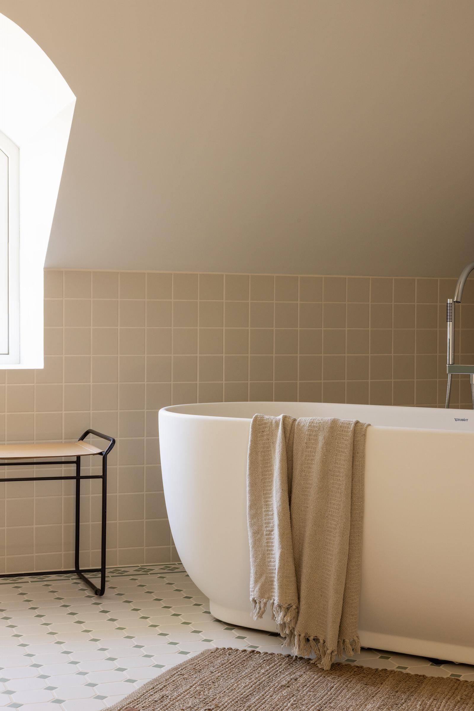 Hovedsoverom har eget bad med deilig badekar. Galleribilde