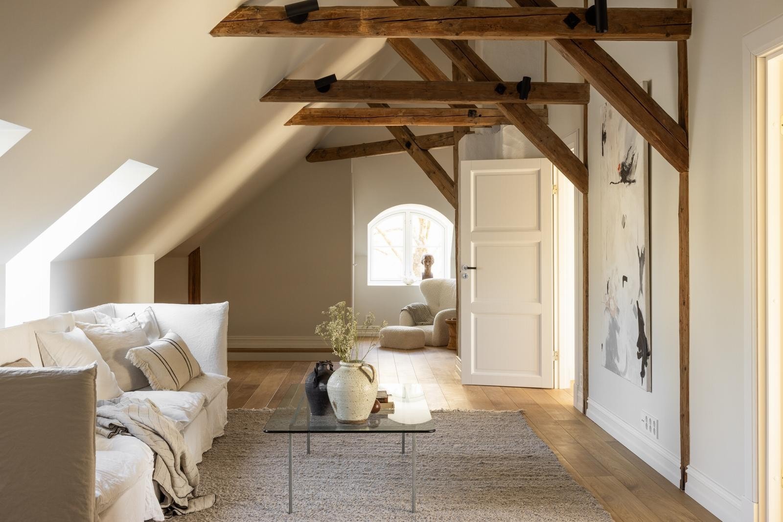 Boligens plan 2 består av blant annet tre soverom, to bad og stor loftsstue. Galleribilde