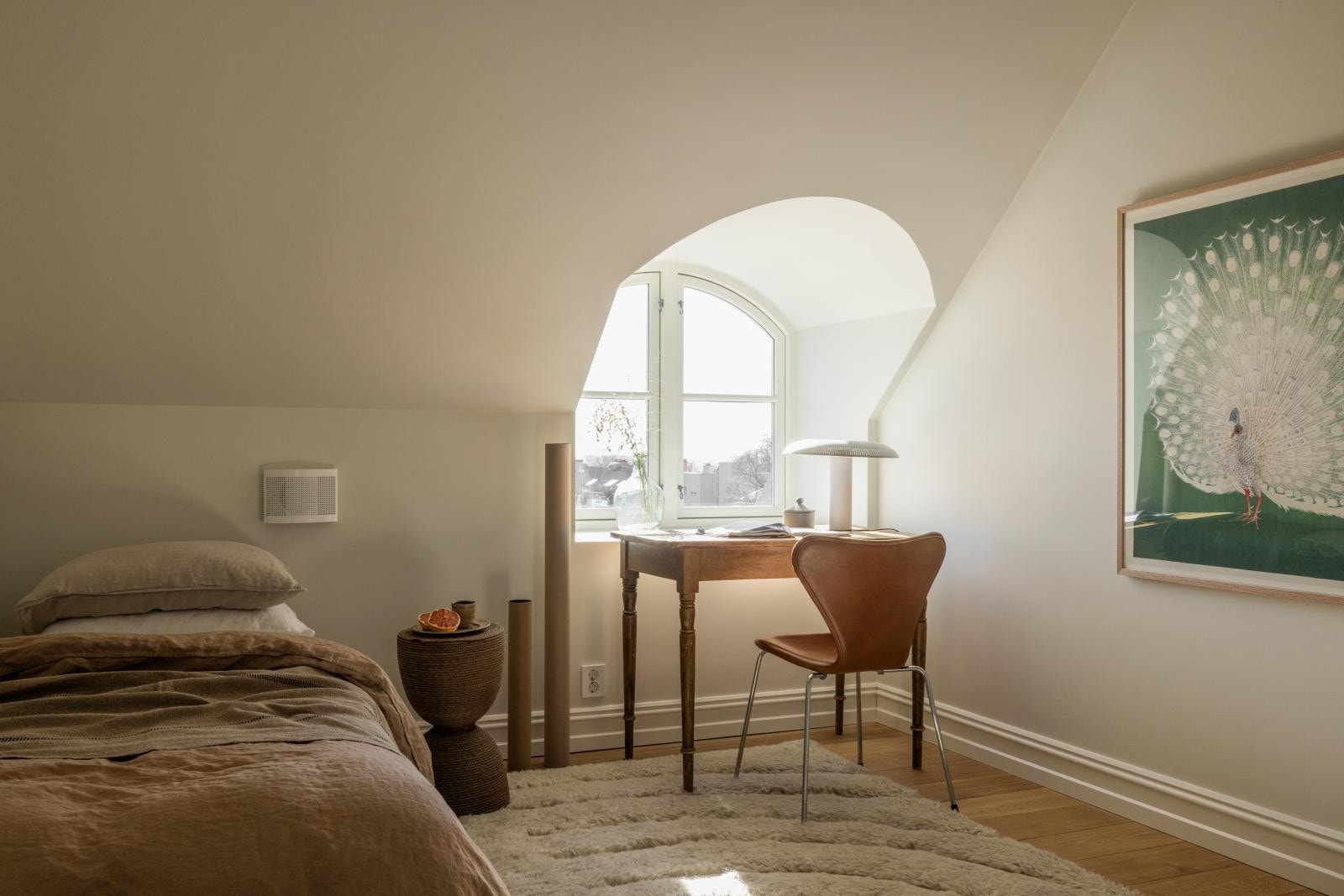 Soverom 2 av 3 med koselig vindu. Galleribilde