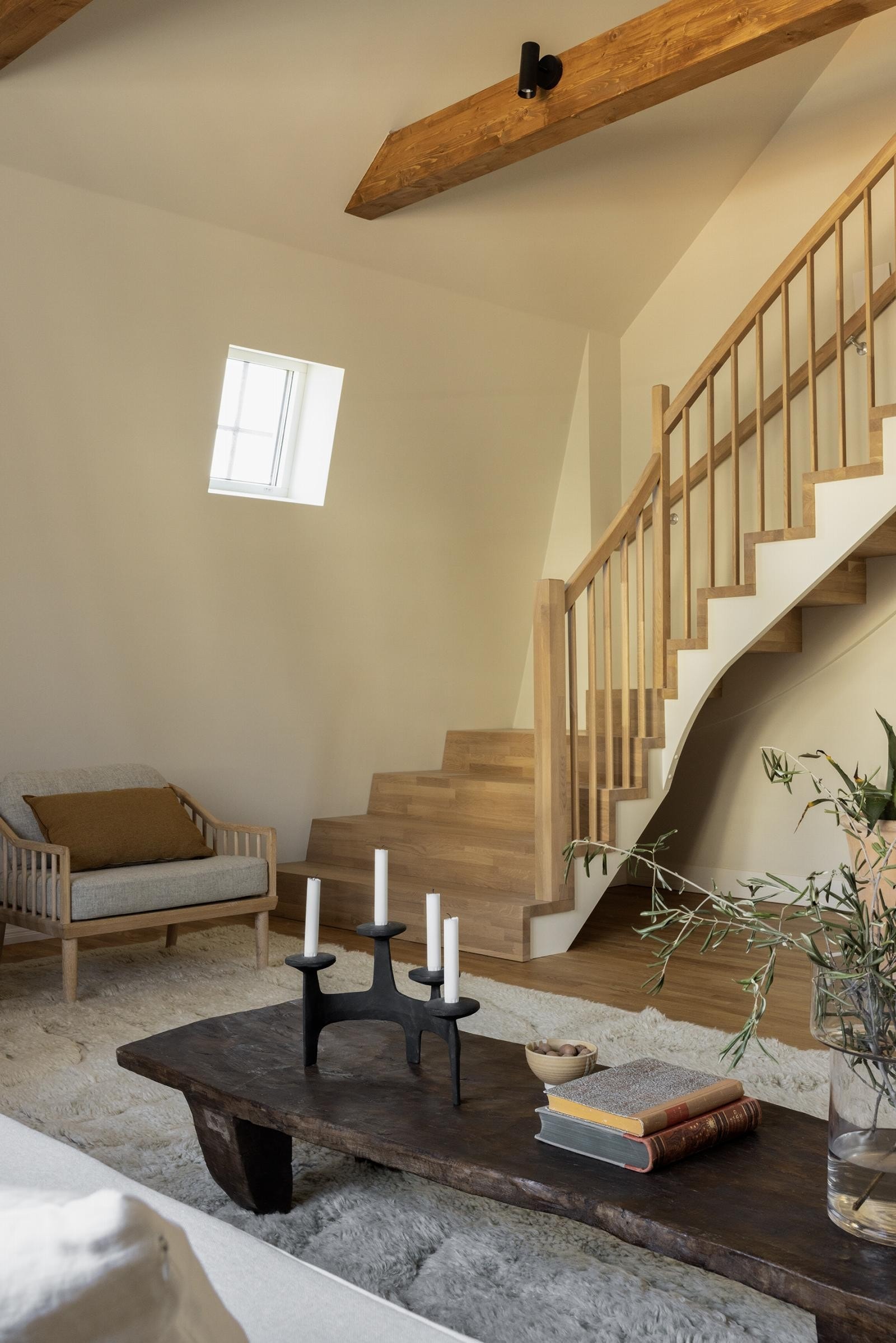 Fra stuen er det trapp opp til boligens 2.etasje. Galleribilde