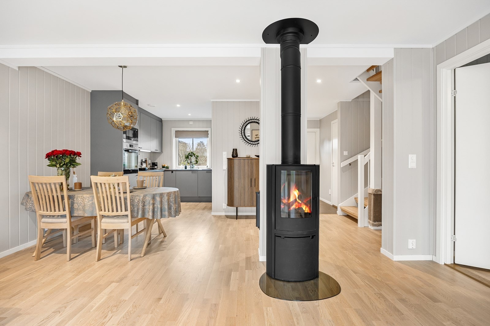 I stuen, kjøkken og entré er det downlights i tak. Galleribilde