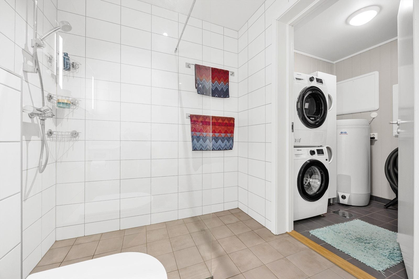 Innenfor badet finnes boligens vaskerom. Galleribilde