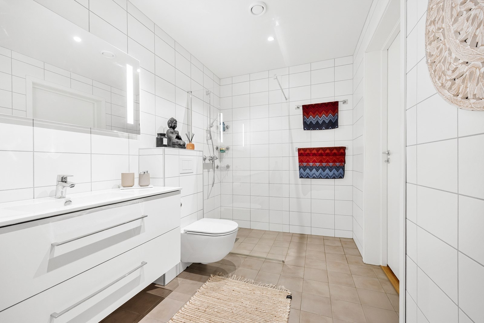 Rommet har en praktisk utforming som gir god plass på badet. Galleribilde