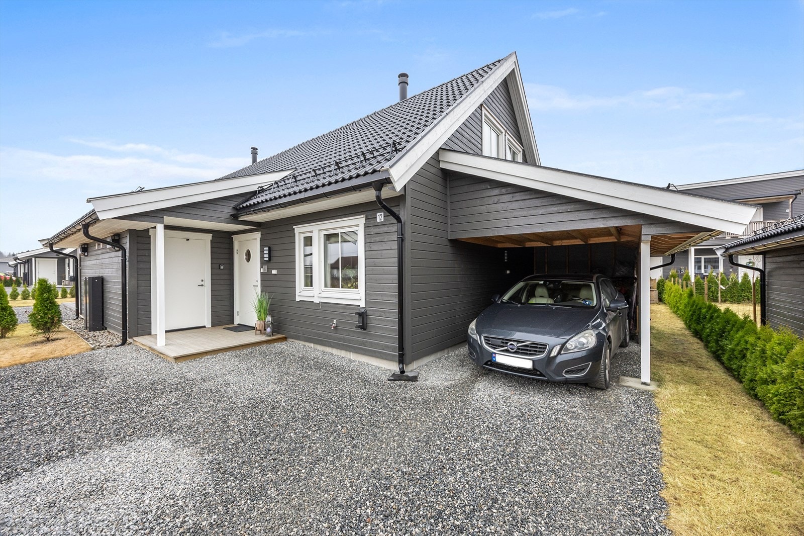 Parkering i carport og på egen gårdsplass. Galleribilde