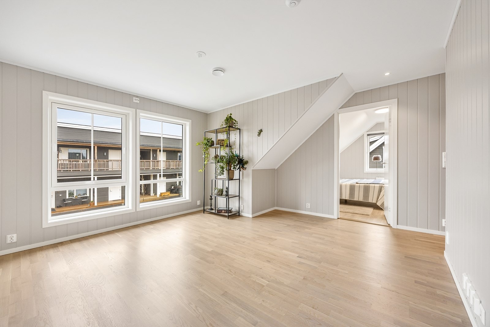 2. etasjen byr på en meget romslig stue, 2 soverom og et wc-rom (med mulighet til å gjøre om til komplett bad). Galleribilde
