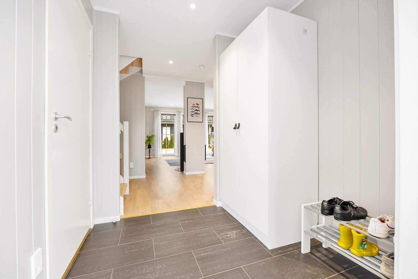 Entreen byr på godt med plass til garderobeskap og hyller. Det er direkte adkomst til badet fra entreen. Galleribilde