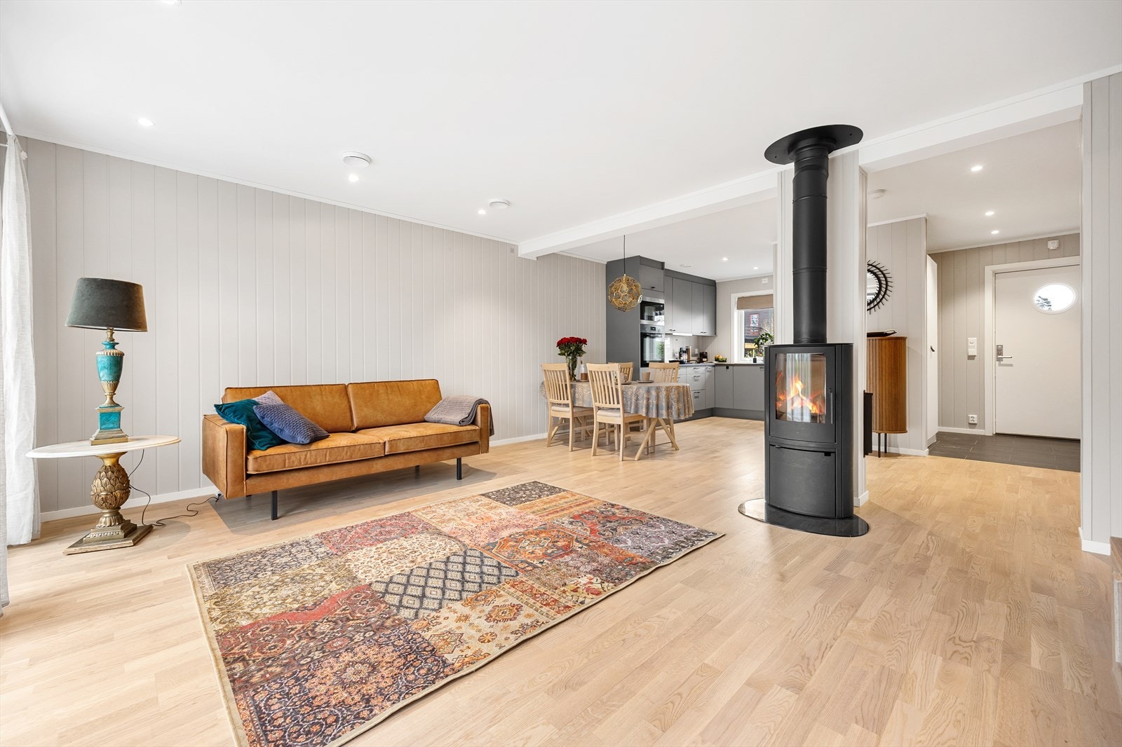 I stuen det en vedovn som ekstra varmekilde til kalde dager. Galleribilde