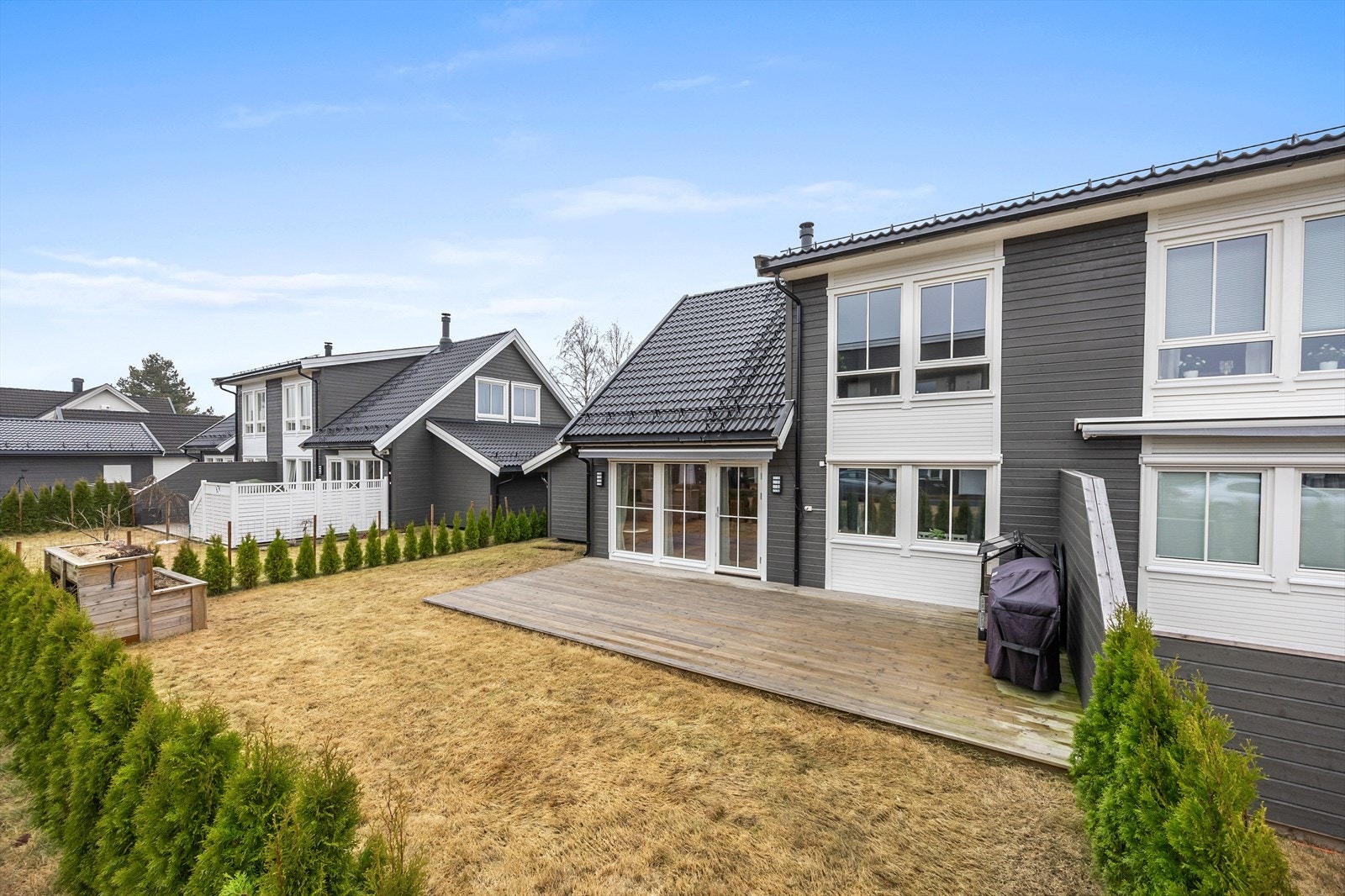 Boligen byr på flotte uteplasser med hage og terrasseplatting på 25 kvm. Galleribilde