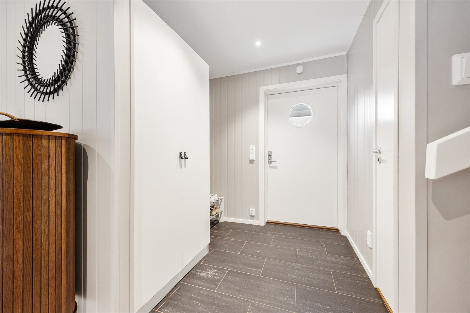 Innenfor inngangsdøren finnes en stilig og moderne entré. Galleribilde