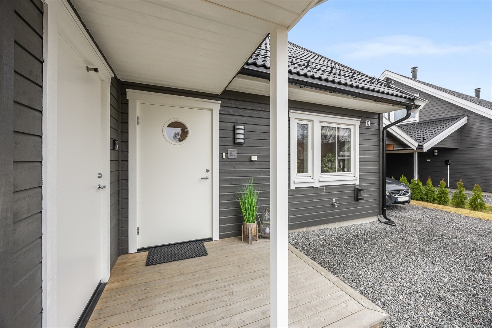Innbydende inngangsparti med overbygg. Ved inngangsdøren finnes også en praktisk utebod. Galleribilde