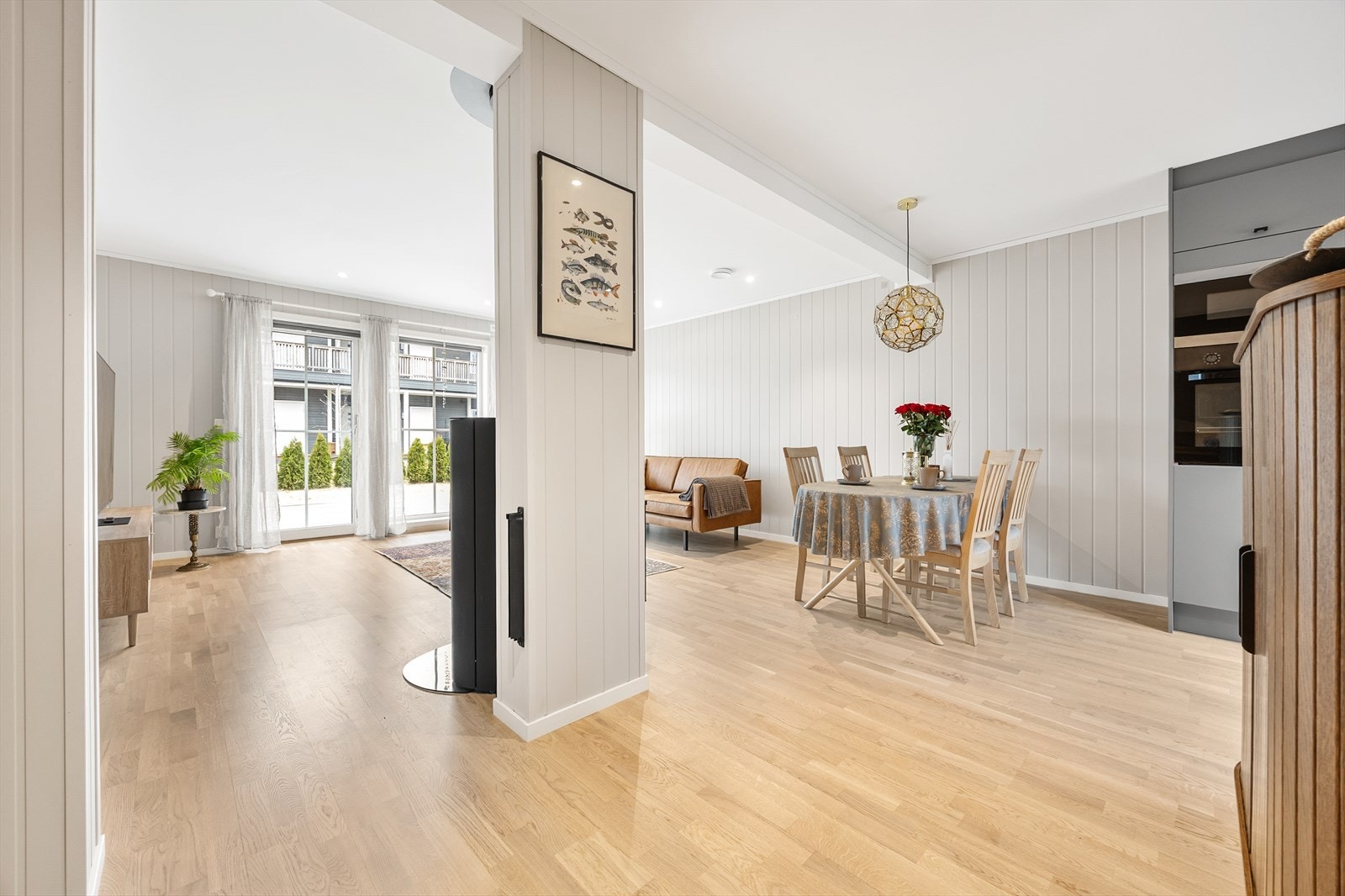 Det er godt med plass til både sofagruppe og spisebord i stuen. Galleribilde