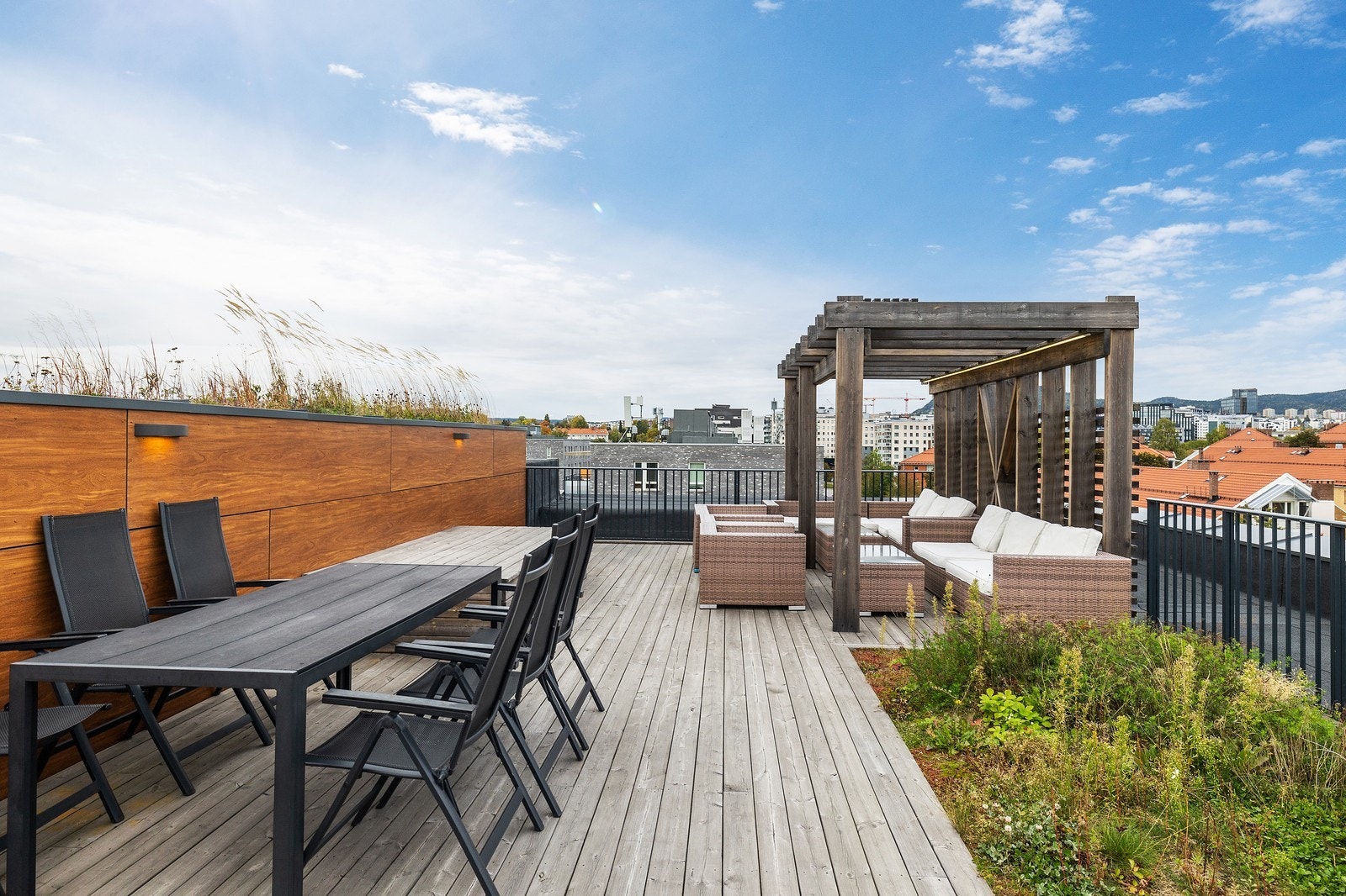 Felles takterrasse med flere sittegrupper Galleribilde