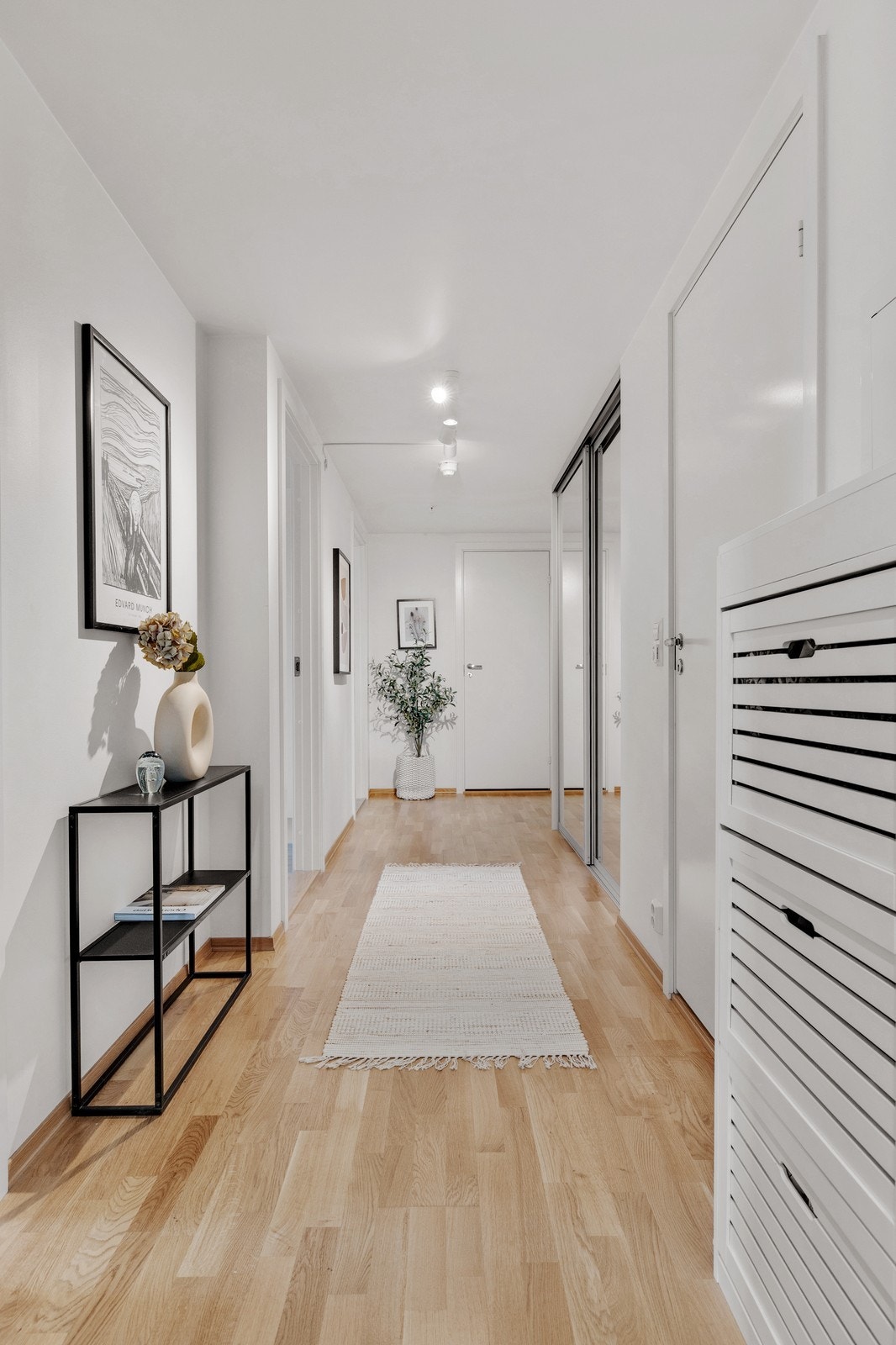 Inngangsparti/hall med skyvedørsgarderobe for å henge fra seg yttertøy Galleribilde