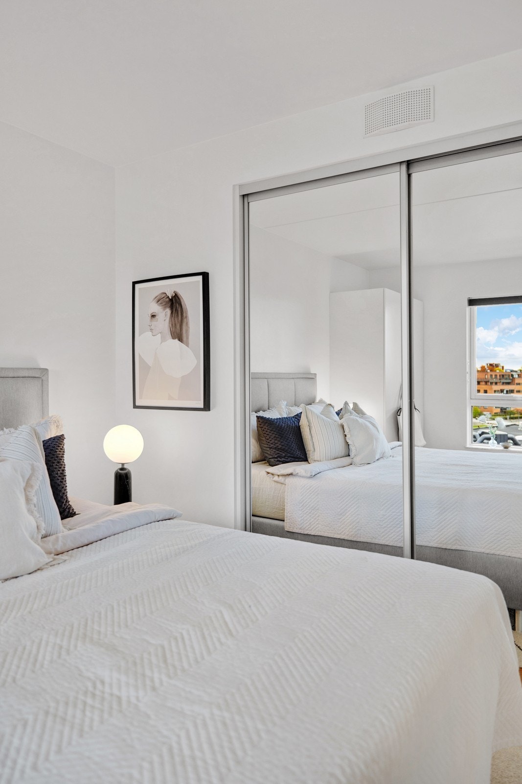 Hovedsoverommet har skyvedørsgarderobe med god plass Galleribilde