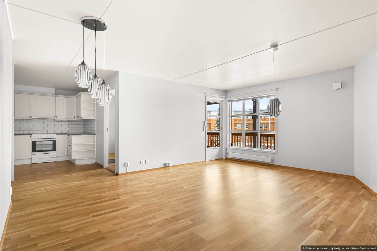 Stue med åpen kjøkkenløsning og utgang til balkong Galleribilde