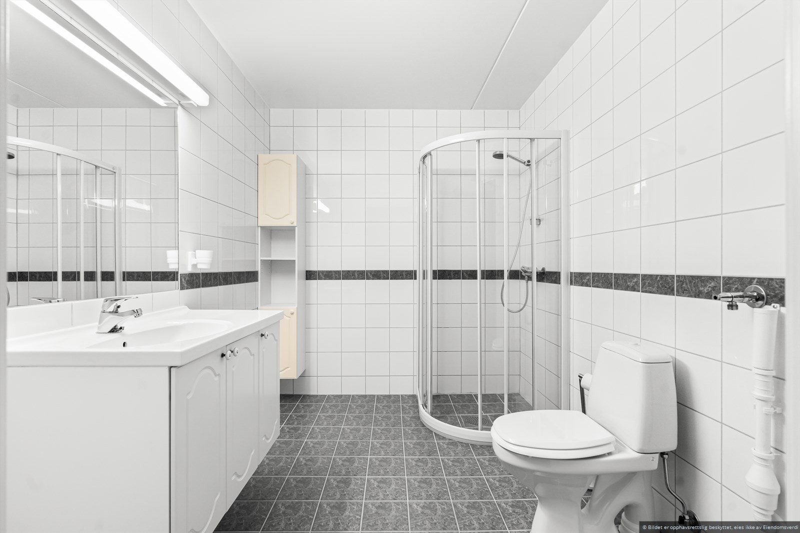 Stort og flott bad med varmekabler i gulv Galleribilde