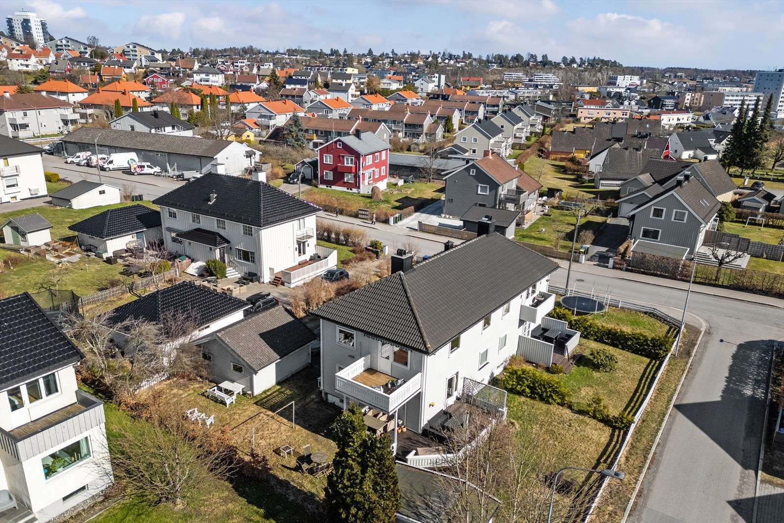 Tønsberg sentrum byr på alt av shoppingmuligheter, jernbanestasjon, bussterminal og Tønsberg brygge med ulike restauranter og yrende uteliv. Galleribilde