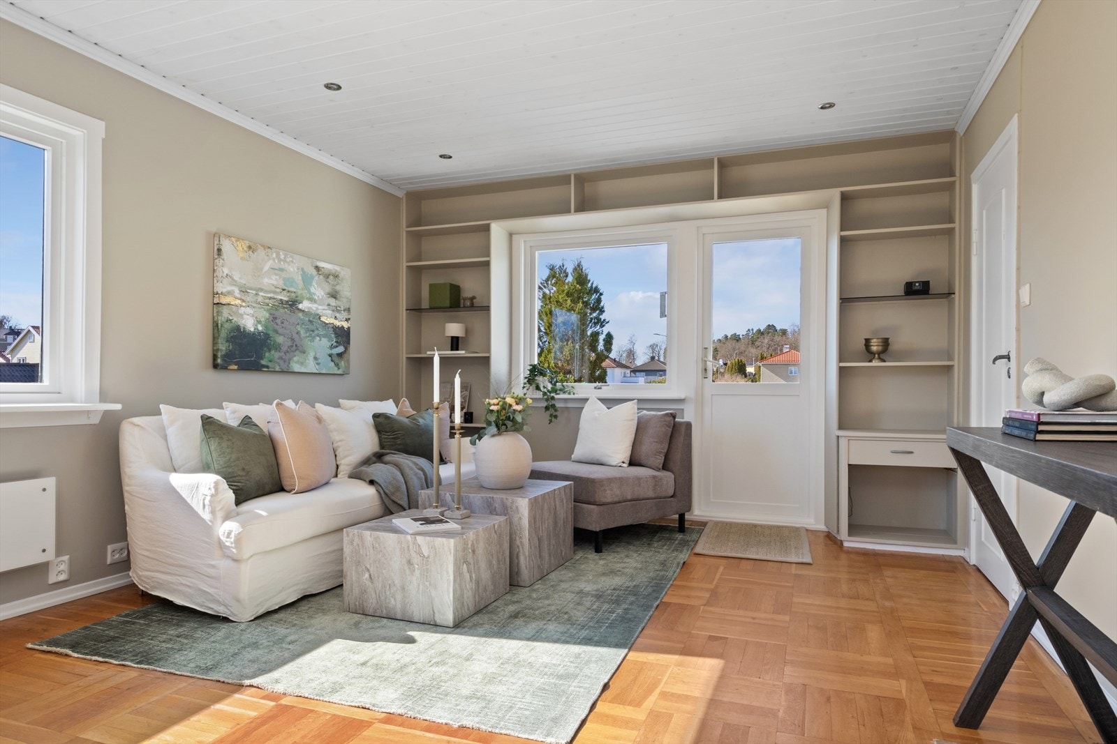 Fra stuesonen er det direkte utgang til balkong. Galleribilde