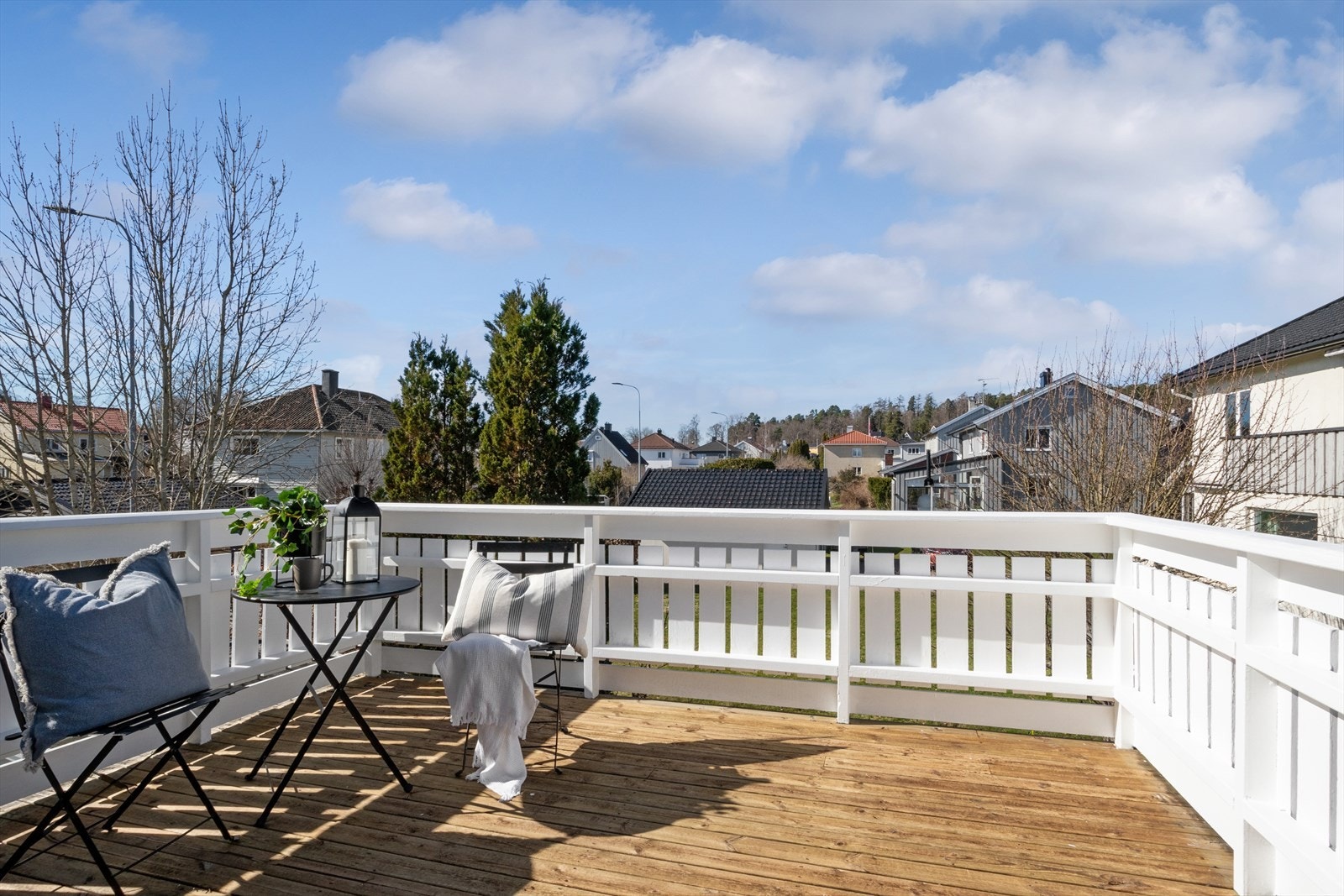 Balkongen måler 10 kvm og har supre solforhold med sen kveldssol. Galleribilde