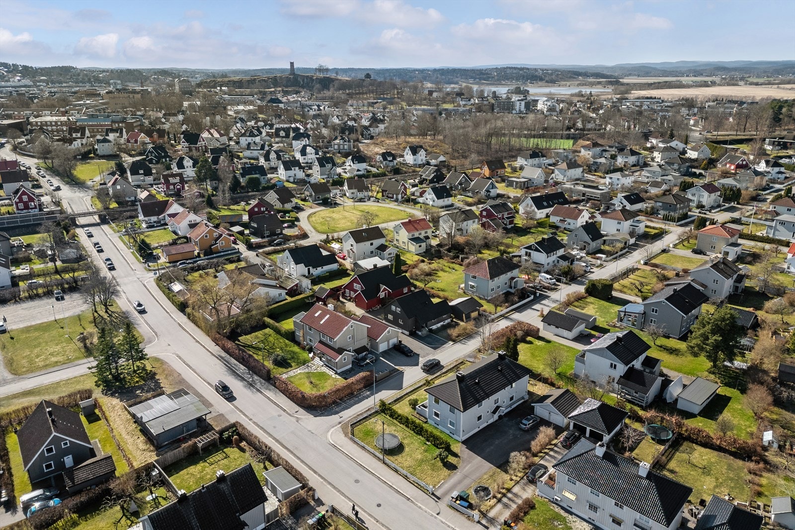I nærområdet er det hyggelige tur- og rekreasjonsområder i umiddelbar nærhet, herunder Frodeåsen, Byskogen og Messeområdet. Det er også fine turområder på Eik med lysløype - ideelt for deg som prissetter løping, sykling og gåturer i skogen. Galleribilde