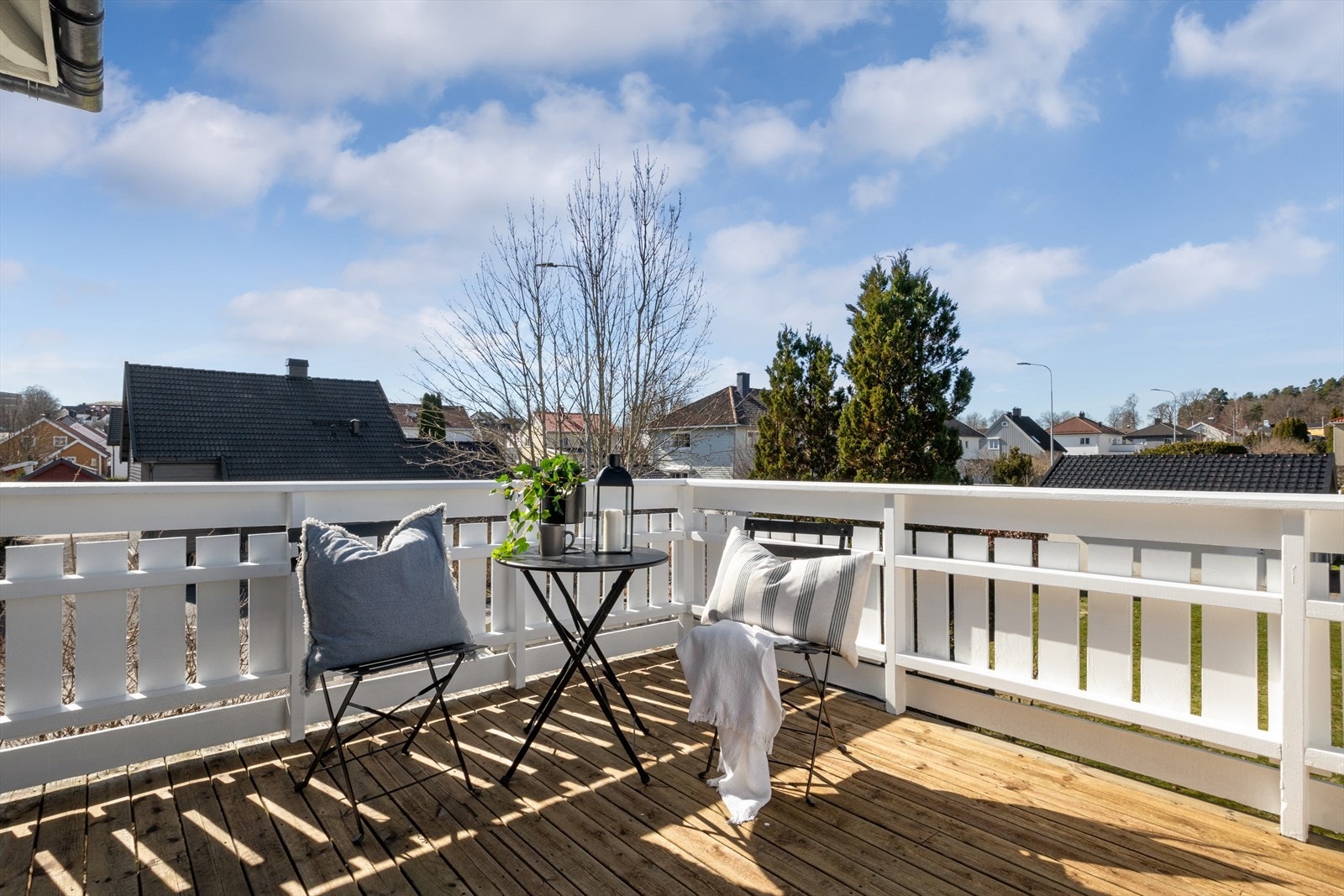 Balkongen er oppført på dekke av tre og pent innrammet med rekkverk. Galleribilde