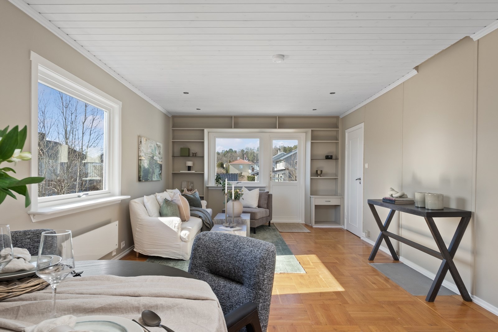 Stuen har vinduer mot syd og vest og fremstår svært lyst og koselig. Galleribilde