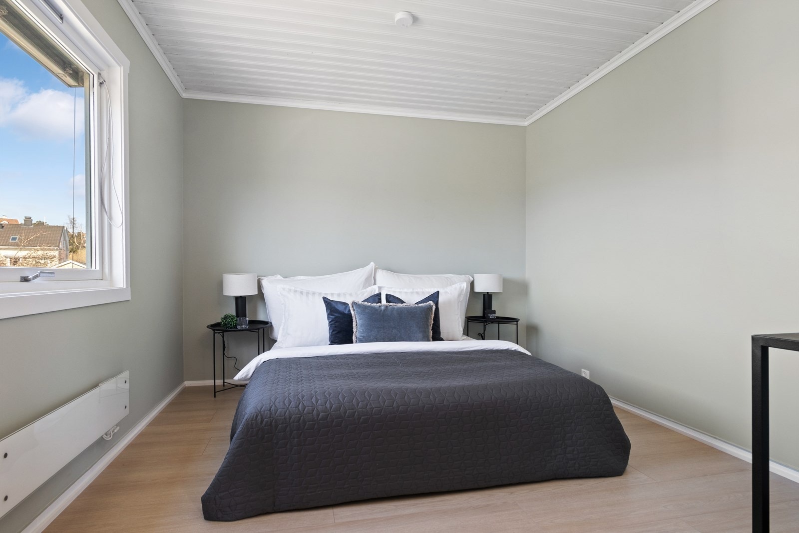 Leiligheten byr videre på to romslige og lyse soverom med gode møbleringsmuligheter. Galleribilde