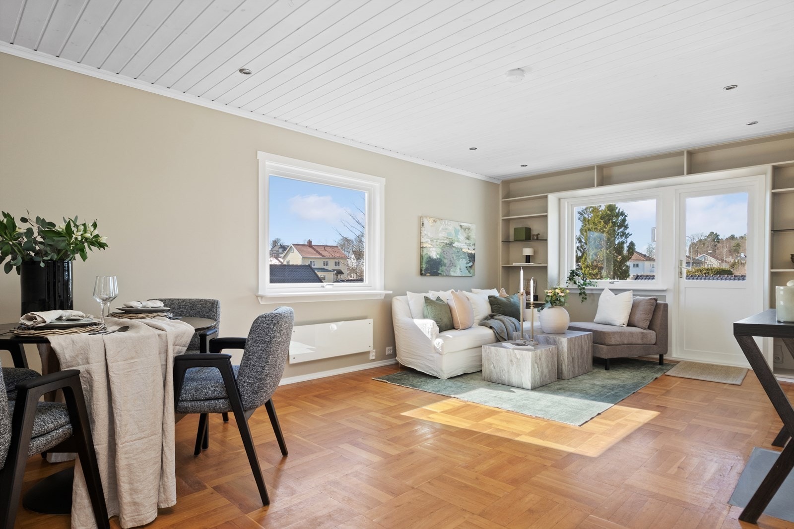 En lys og tiltalende eierleilighet i andre etasje med vestvendt og solrik balkong samt garasjeplass. Galleribilde