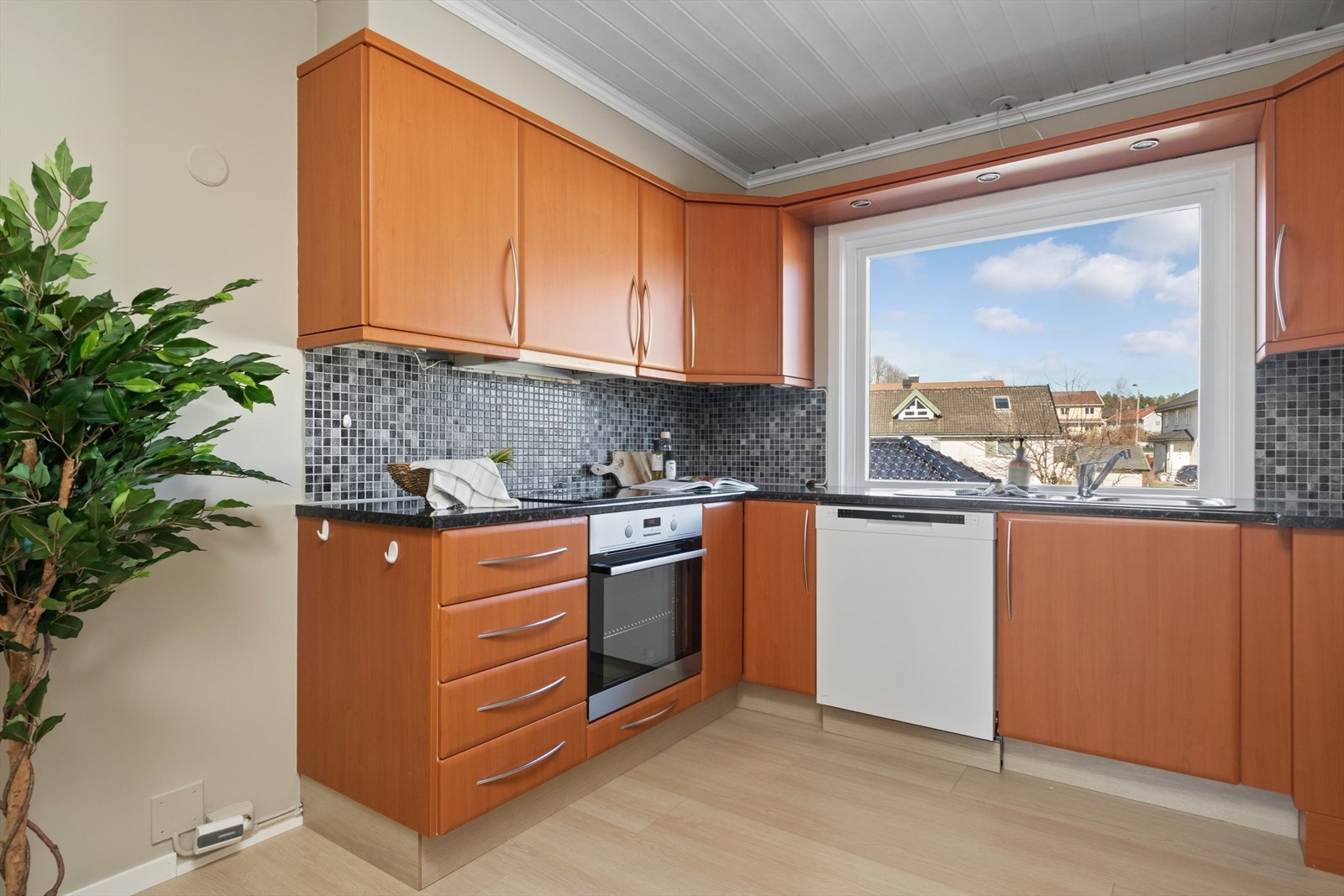 Det er rikelig med både skap- og benkeplass og vinduet over benk skaper et hyggelig arbeidsområde og mye naturlig lys. Galleribilde